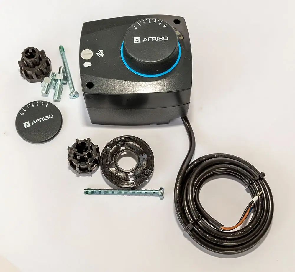 Daikin Stellmotorarm in Schwarz, zusammen mit Montagezubehör wie Schrauben und Verbindungsstücken. Teile sind auf einem weißen Hintergrund angeordnet.